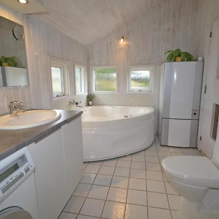 Beach Front Home In Vaeggerlose With Sauna Дом отдыха Boto By